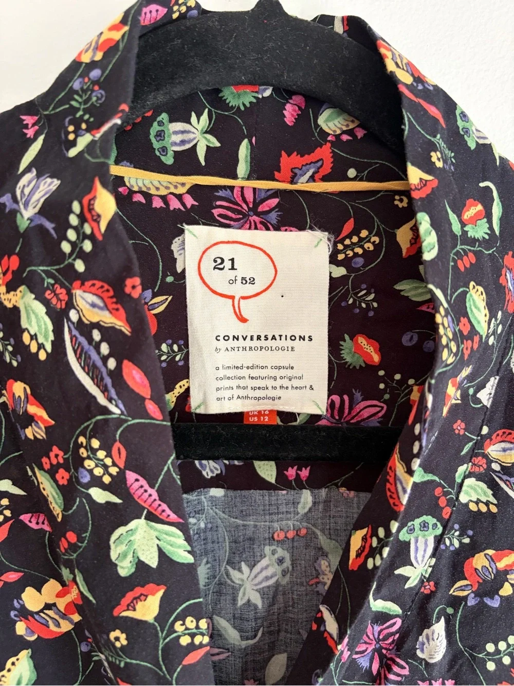 21 of 52 Anthropologie Black Floral Tie Neck Blouse Size 12 - Picture 4 of 6